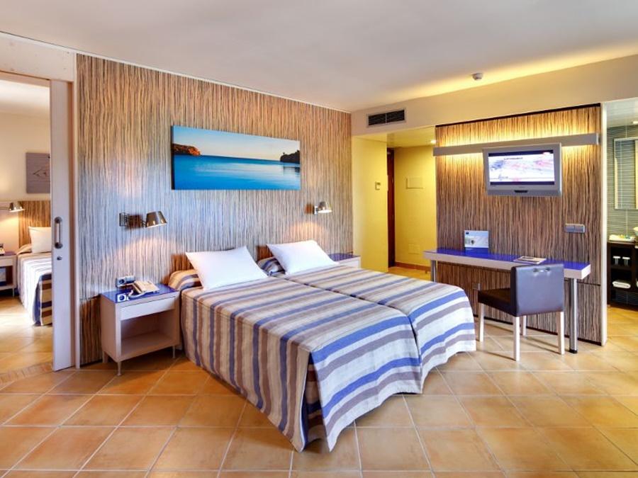 ออกซิเดนตัล เมนอร์กา Hotel ปุนตาพริมา ภายนอก รูปภาพ
